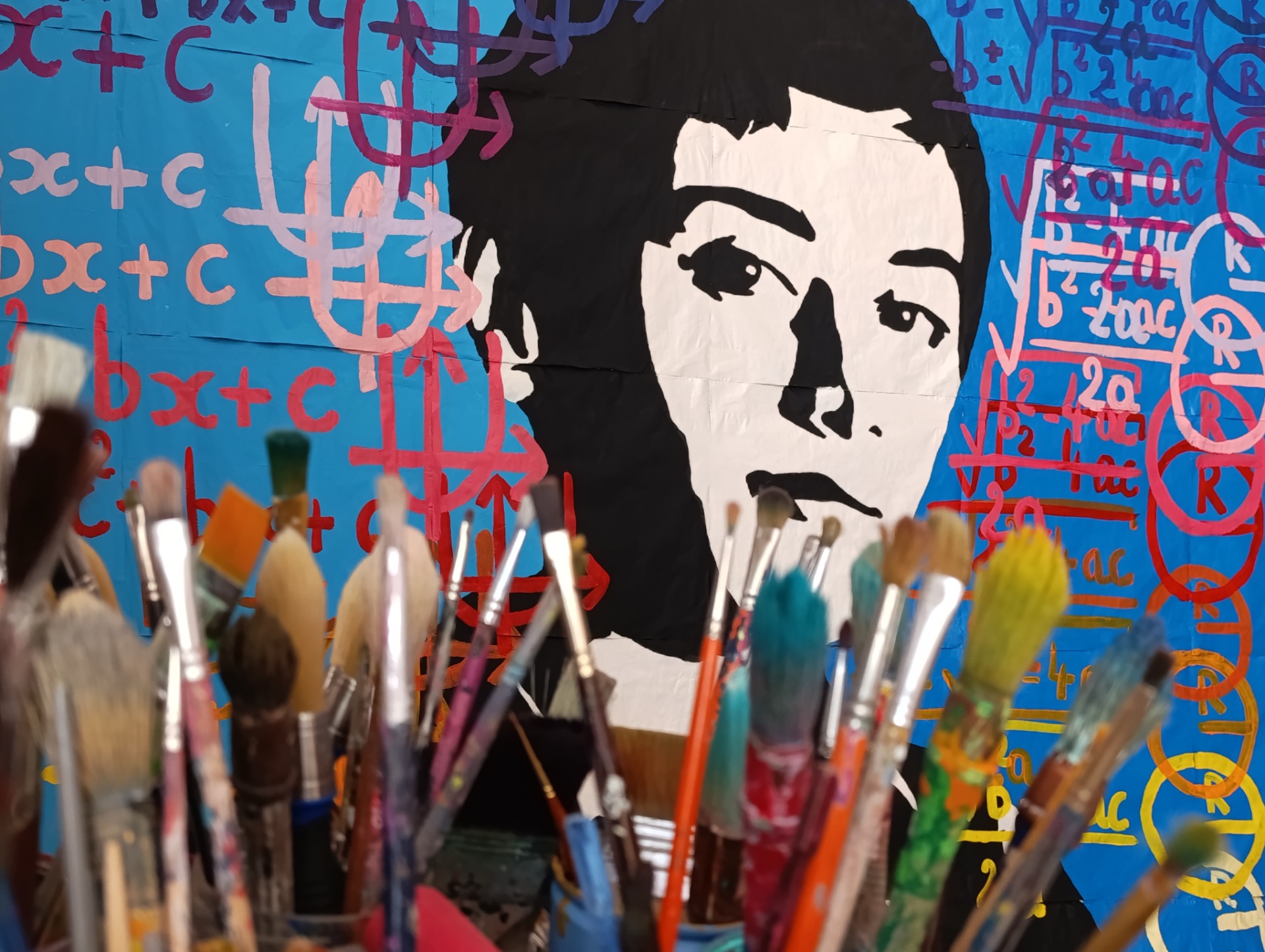 Fresque puzzle de la mathématicienne célèbre Maryam Mirzakhani par Mathilde Guégan