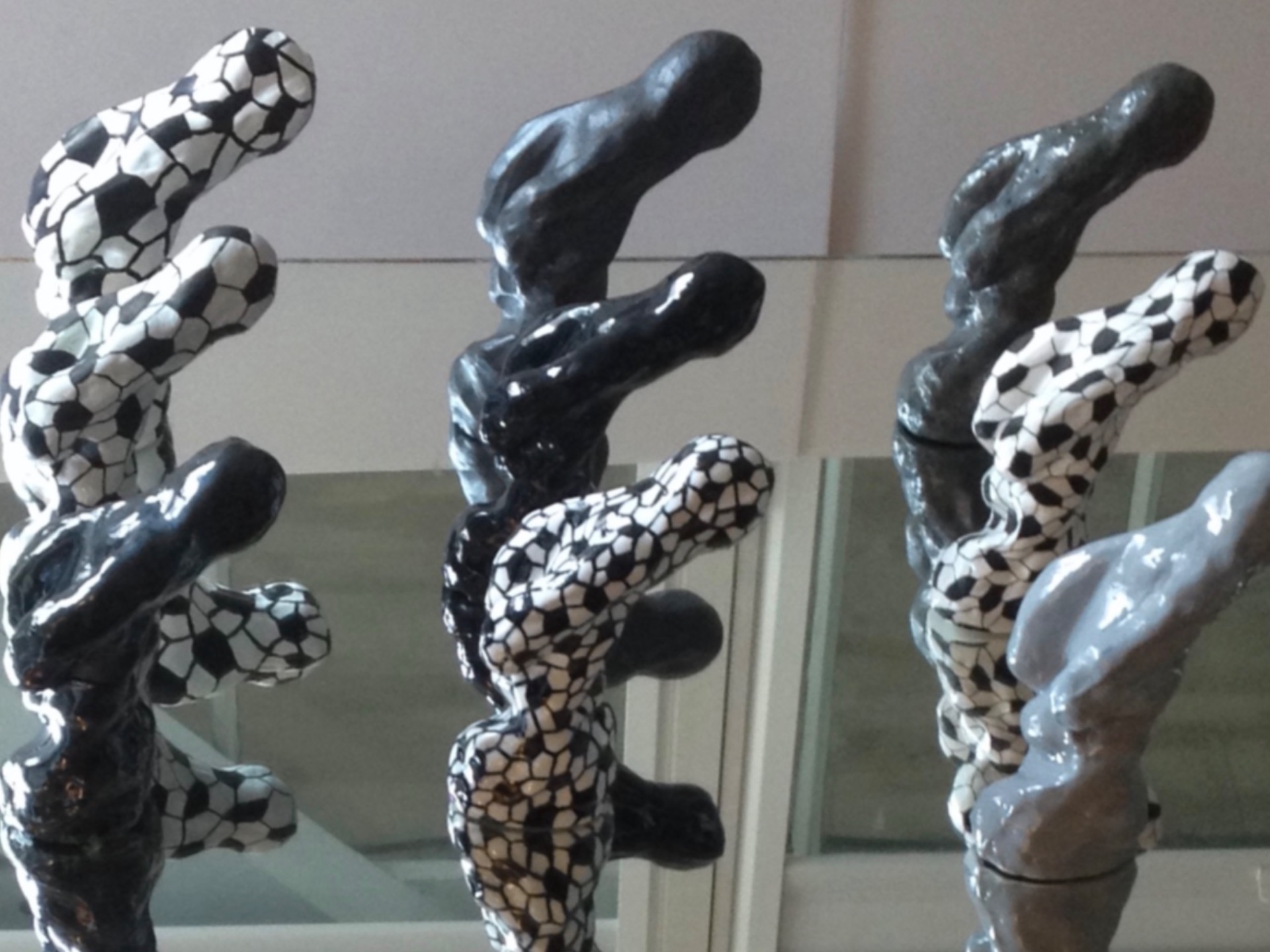 Présentation en équipe d’une série de sculptures football moulées