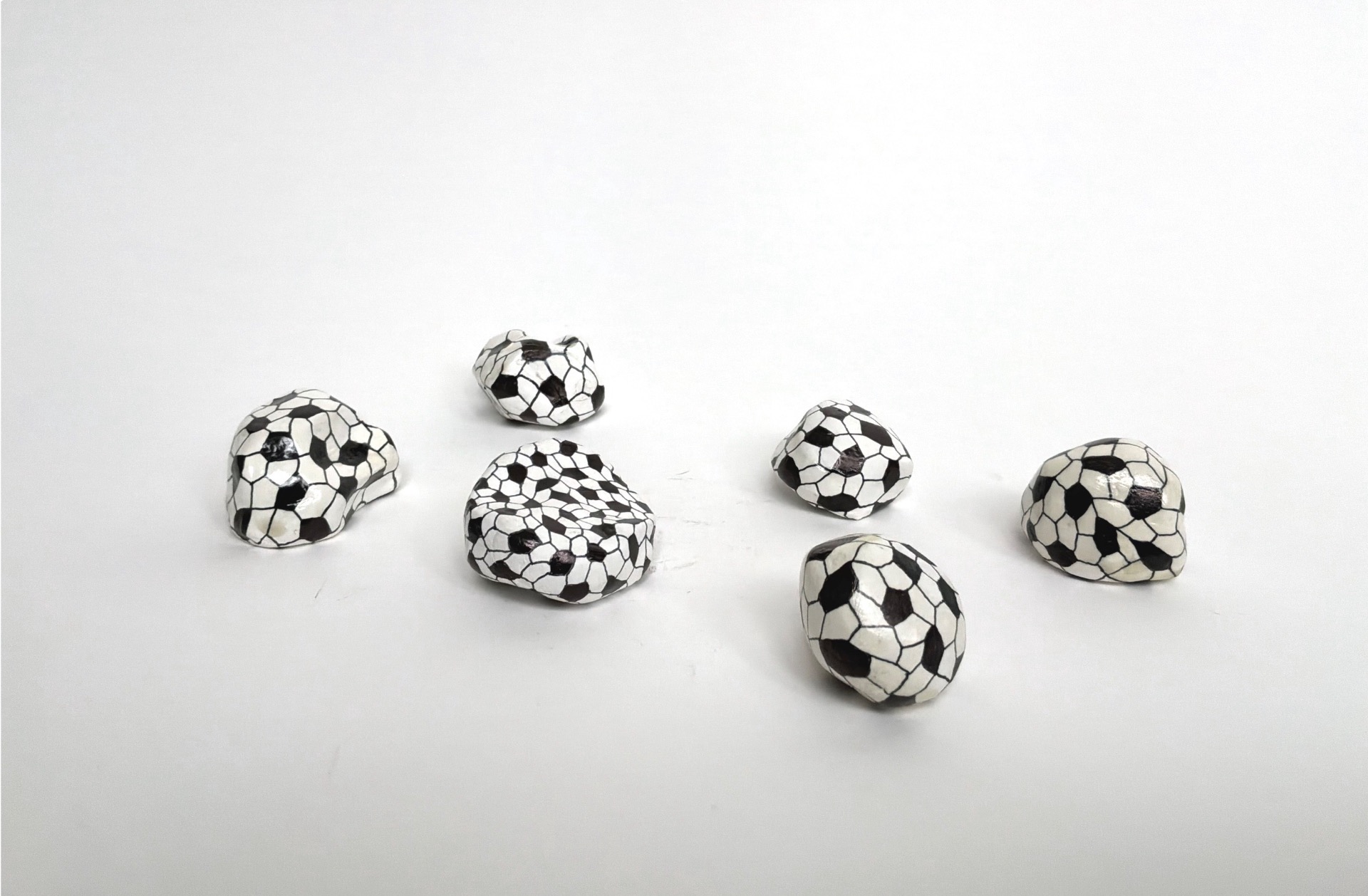 Sculptures de ballons de football en porcelaine
