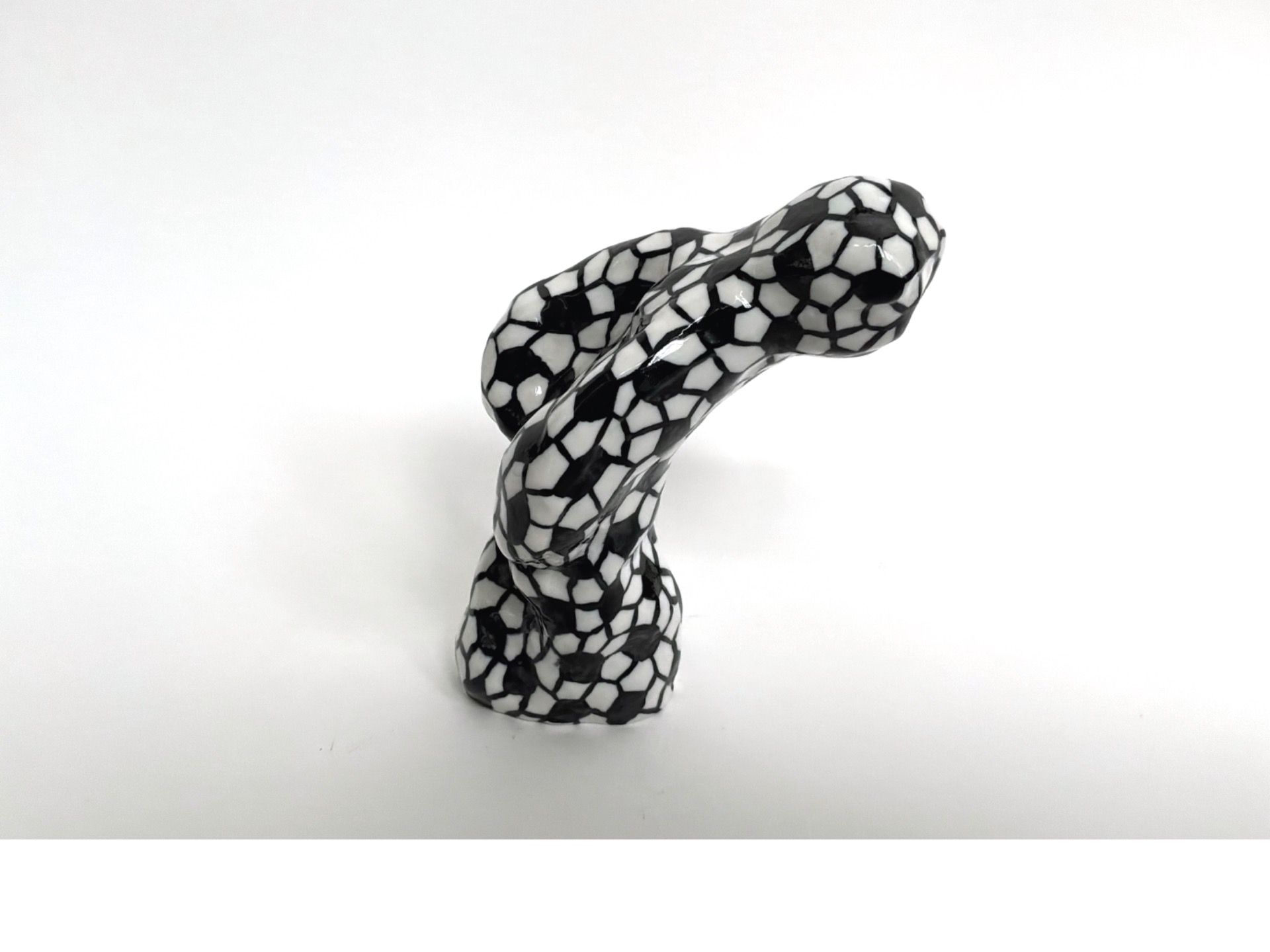 La pièce maîtresse de l’exposition : une sculpture en porcelaine émaillée réalisées dans les règles de l’art de 13 cms (plus c’est petit, plus c’est dur)